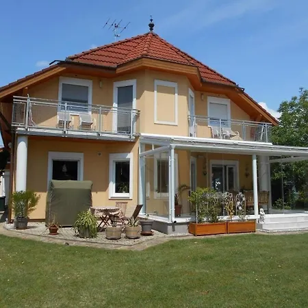 Apartment Moderne In Mit Gepflegtem Garten