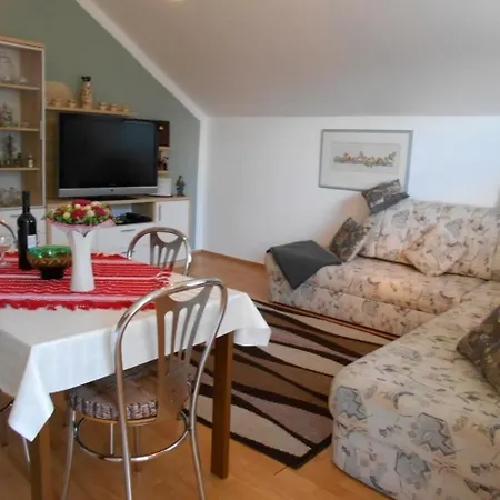 Moderne In Mit Gepflegtem Garten 아파트 *
