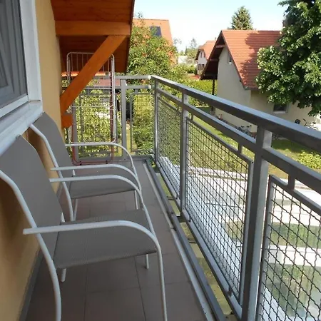 Moderne In Mit Gepflegtem Garten * 발라톤페니베스