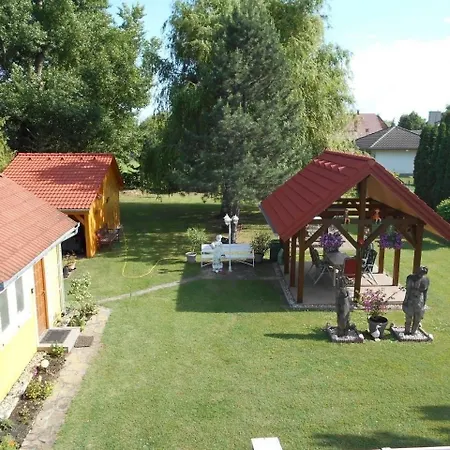 Moderne In Mit Gepflegtem Garten *